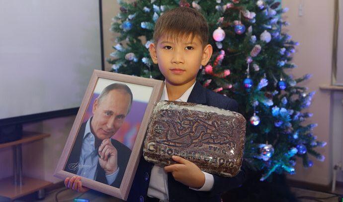 Киргизскому школьнику доставили из Кремля тульский пряник