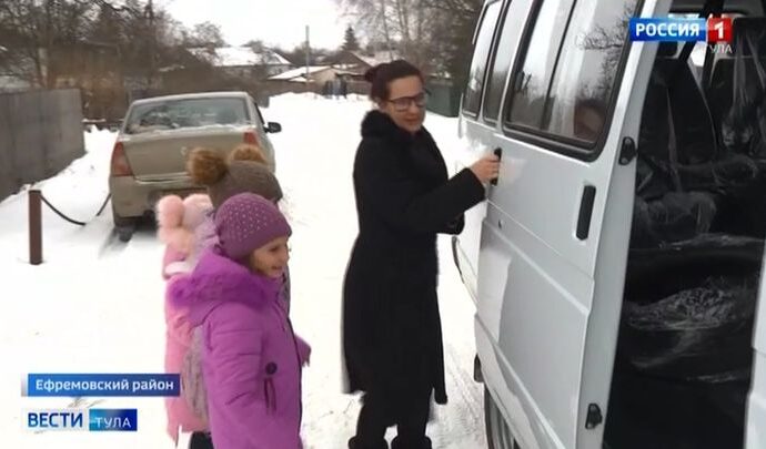 Трём тульским многодетным семьям подарили вместительные автомобили