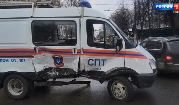В Туле в ДТП попали спасатели