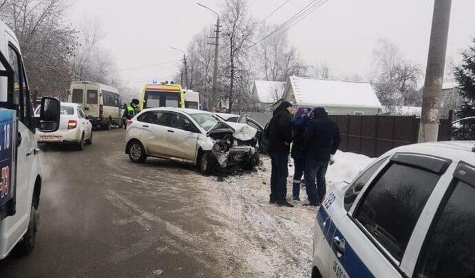 Водитель, выехавший на встречку, пострадал в ДТП на Кутузова