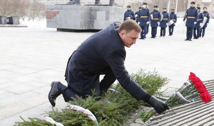 К Вечному огню на площади Победы в Туле легли цветы