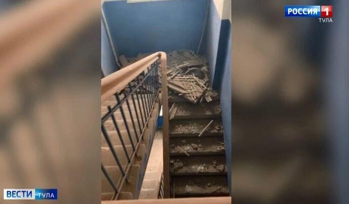 В Ясногорске в подъезде обрушился потолок