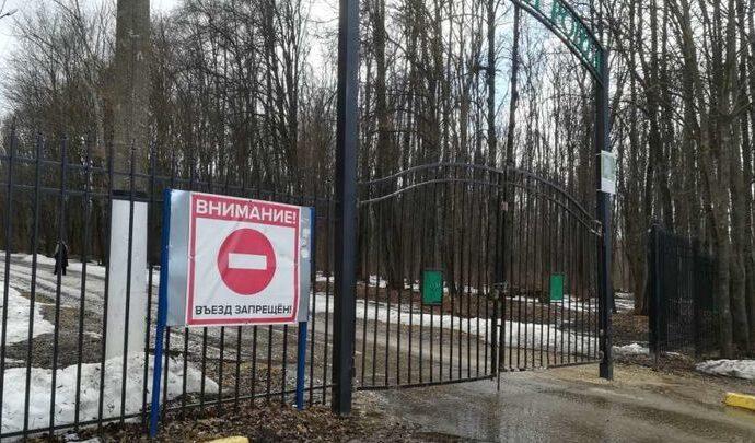 В Ефремове лихач снес центральные ворота в городской роще