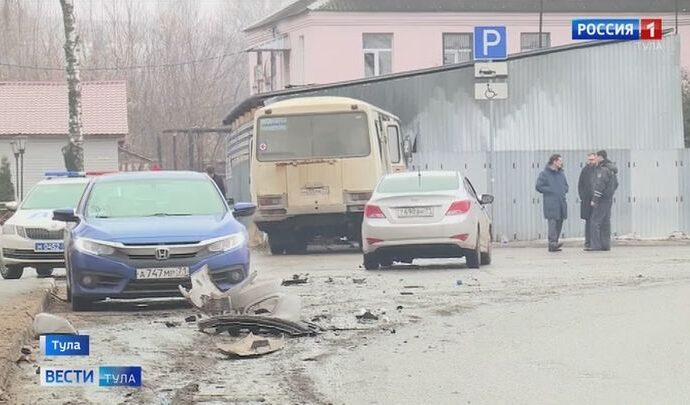 Служебный автобус с медиками в Туле протаранил две машины и улетел в стену