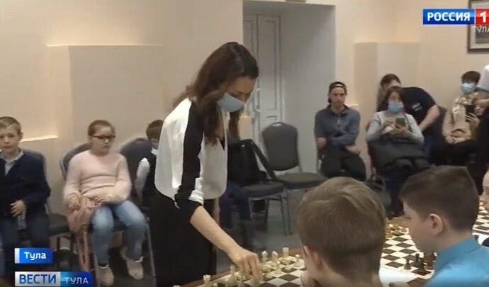 Юные туляки сыграли с чемпионкой мира по шахматам