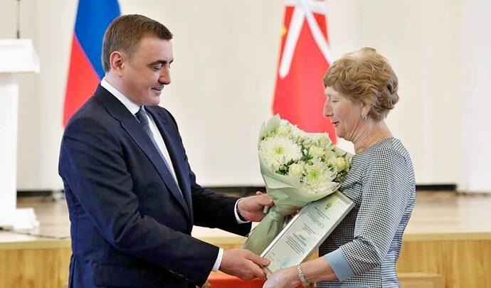 Алексей Дюмин поздравил и наградил соцработников