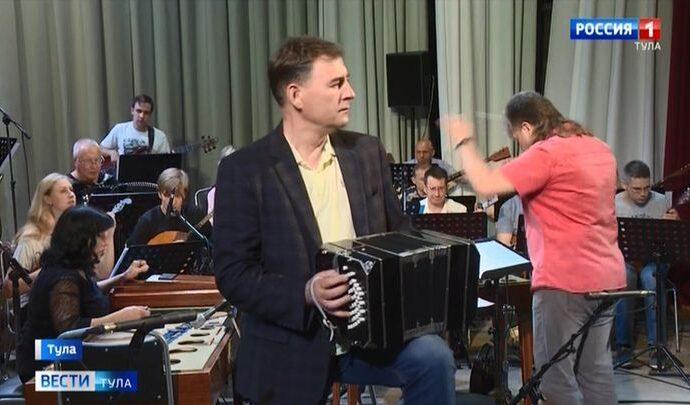 «Человек-оркестр» Михаил Тоцкий выступил на сцене Тульской филармонии