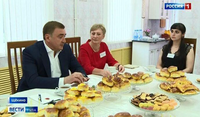 Щёкинских соцработников Алексей Дюмин приехал поздравить лично