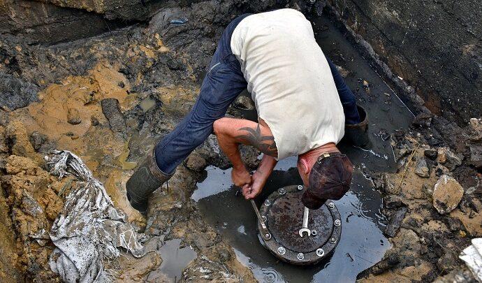 Установка заглушки водосброса пруда Полторы в деревне Грумант