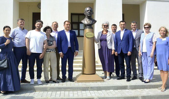 В Дубне установили бюст Алексея Мосолова и памятную табличку Ивану Вадбольскому