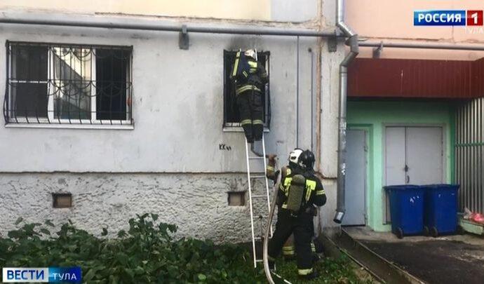Пожарные спасли из горящей квартиры в Туле мужчину и ребёнка