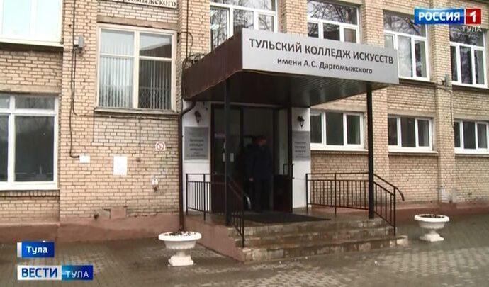 От имени губернатора Дмитрия Миляева заместитель председателя правительства, министр культуры и туризма региона Ольга Гремякова вручила педагогам сферы культуры государственные и региональные награды.
