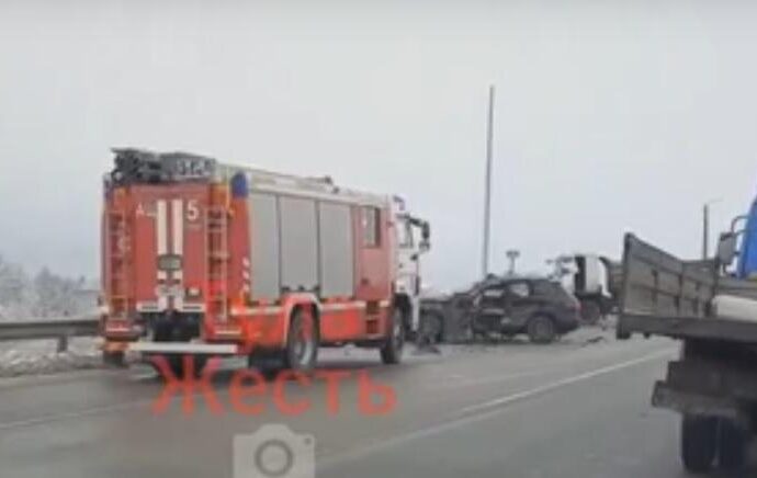 МАЗ и внедорожник не поделили дорогу в Тульской области