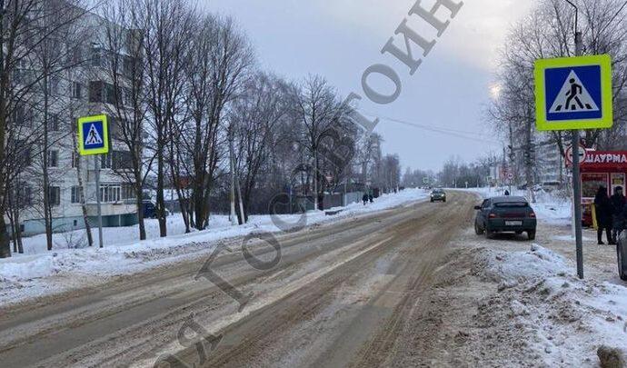 В Венёве на пешеходном переходе девушка попала под машину