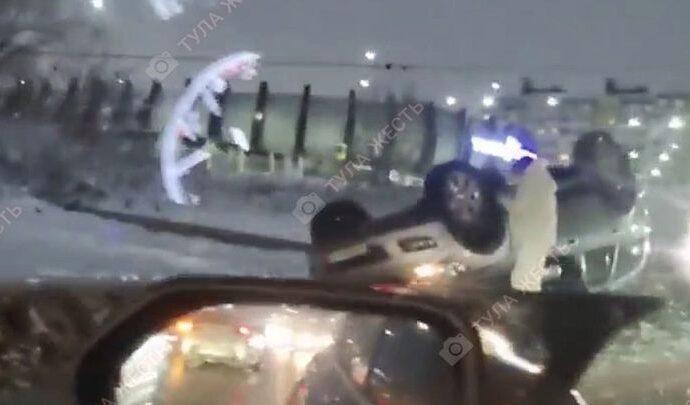 Внедорожник перевернулся на Калужском шоссе в Туле