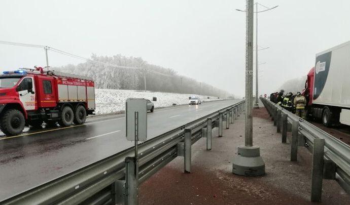 При столкновении двух грузовиков в Воловском районе погиб мужчина