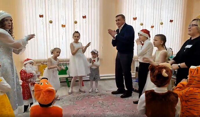 Алексей Дюмин встал в хоровод с детьми, попавшими в трудную жизненную ситуацию