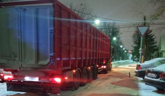 В Туле дальнобойщик попал в ледяной плен. Ему помогли автоинспекторы
