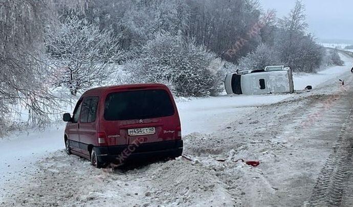 Автомобили массово вылетели с трассы «Тула-Калуга»