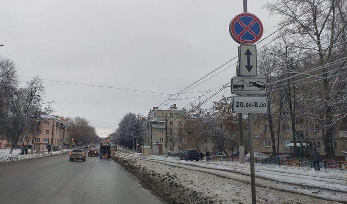 Власть пошла на попятную: на Металлургов разрешат парковку около больниц