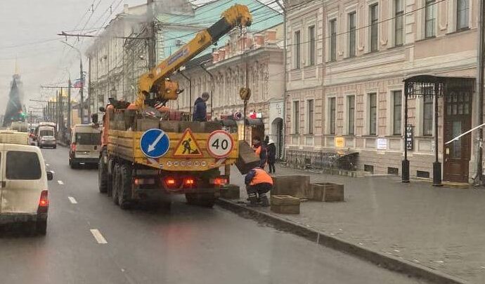 С проспекта Ленина увозят цветочные "могильники"