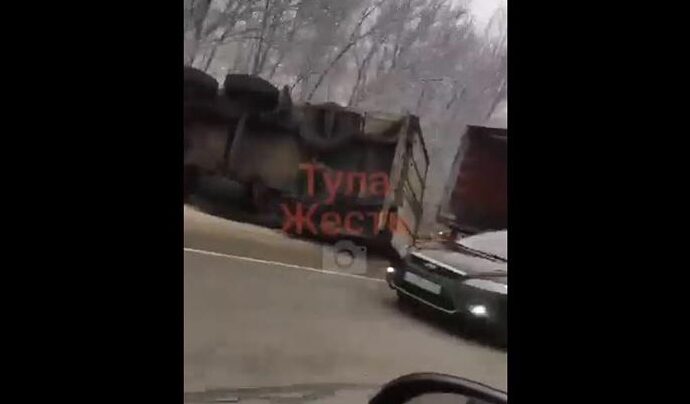 Фура перевернулась на трассе в Тульской области