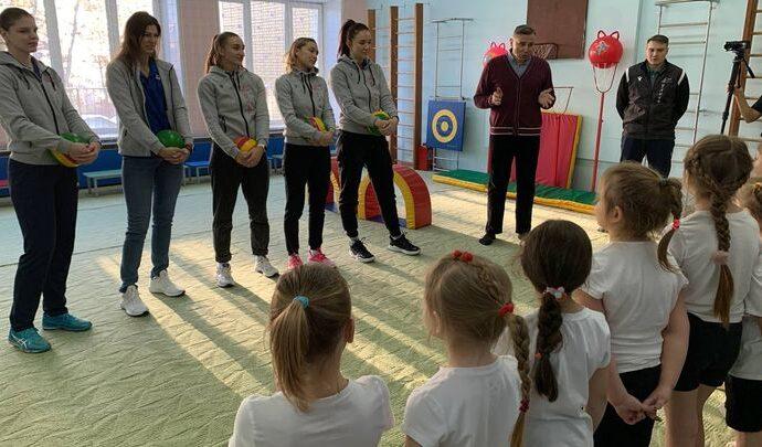 В Туле в волейбольном спортклассе не щадят детей