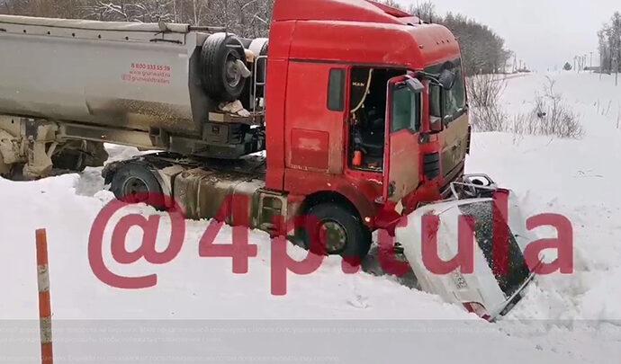Грузовик с полуприцепом и две легковушки столкнулись в Большой Туле