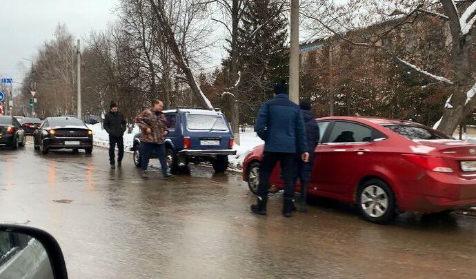 Проскочить не удалось. Три машины столкнулись на улице Оборонной в Туле