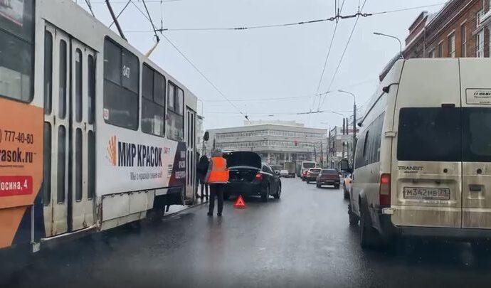 На улице Советской из-за ДТП встали трамваи