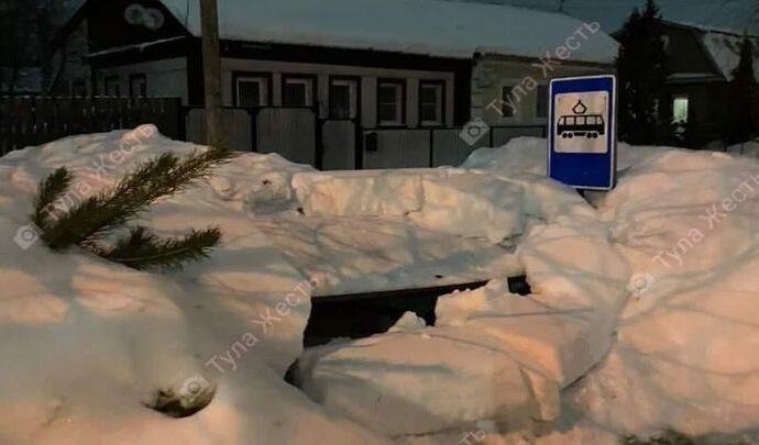 В Туле рухнул остановочный павильон
