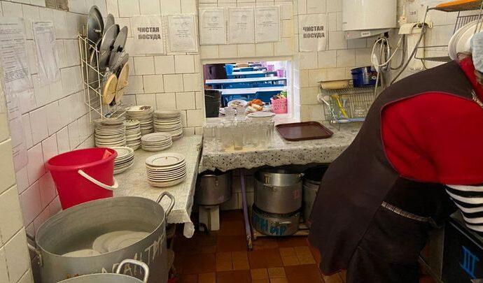 В столовой кимовской школы готовили в запрещённых кастрюлях