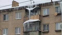 В Туле начали обваливаться глыбы льда с крыш и балконов