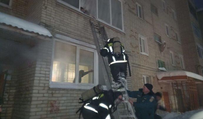 12 жильцов эвакуировали пожарные из горящего дома в Богородицке