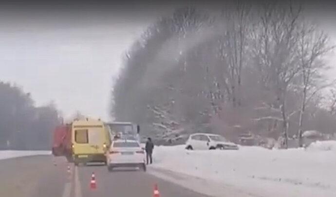 «Тойота» пыталась обогнать мусоровоз и врезалась в него