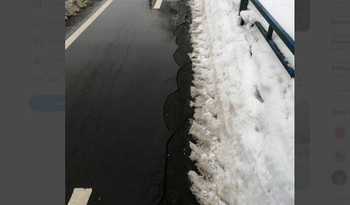 Снегоуборочная техника продавила новый асфальт на улице Металлургов в Туле