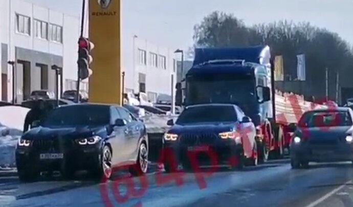 Грузовик с кирпичами не поделил дорогу с BMW