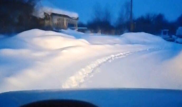 Мусоровоз пытался вытащить засевшего в снегу коллегу и застрял сам. Жители деревень Кукуй и Сомово оказались в снежном плену (видео)