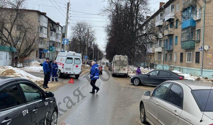 В Новомосковске автомобиль скорой помощи сбил женщину