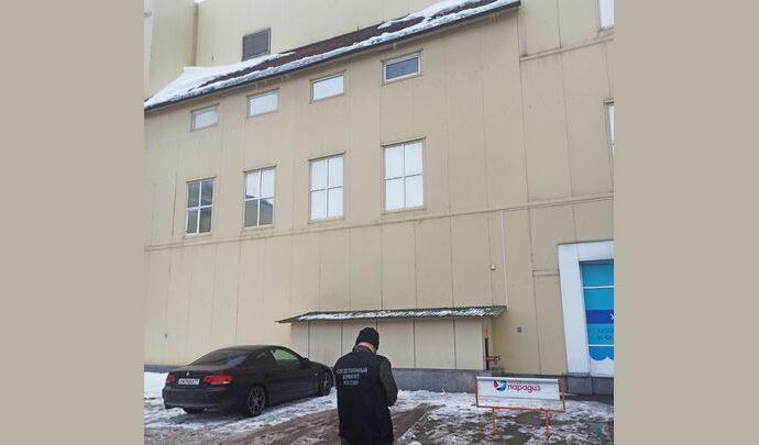 На тулячку упала наледь с «Парадиза». Женщину увезли в больницу