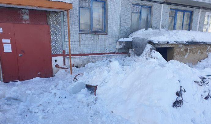В Заокском снежная глыба с крыши приземлилась рядом с женщиной