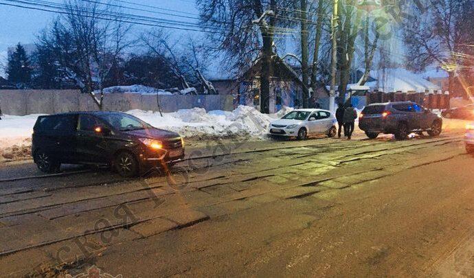 ДТП на трамвайных рельсах. В Туле в аварии пострадал водитель «Лады»