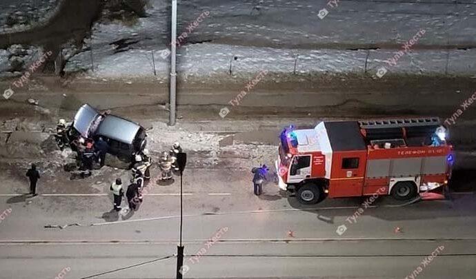 На Хворостухина в Туле Chevrolet Niva влетела в отбойник