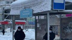 В Туле начали чистить крыши остановок от завалов снега