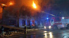 Напротив городской больница №2 имени Лазарев горит заброшка (фото)