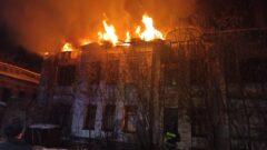 Напротив городской больница №2 имени Лазарев горит заброшка (фото)