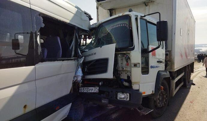 Грузовик въехал в пассажирский автобус в Заокском районе. 1 погибший, 7 пострадавших