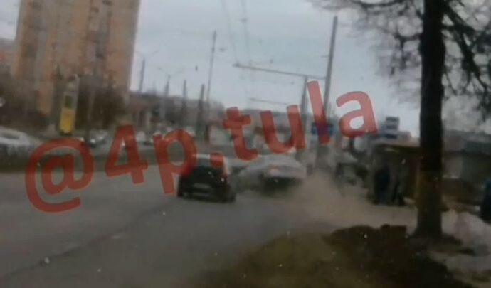 В Туле автомобиль чудом не сбил людей на остановке