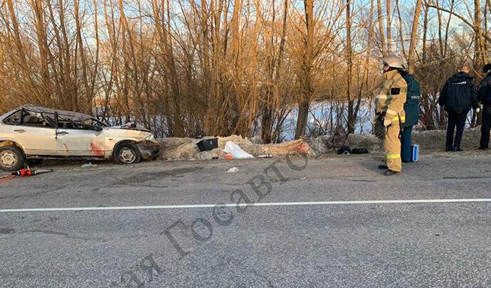 «ВАЗ-21099» съехал с дороги и врезался в дерево. Погиб пассажир