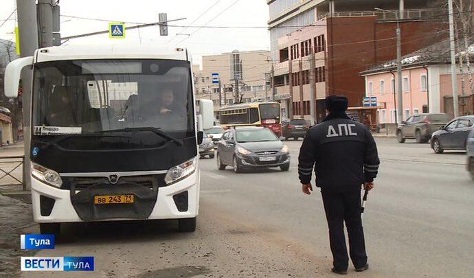Автобусы и такси в Туле сделали внеплановую остановку около ГИБДД